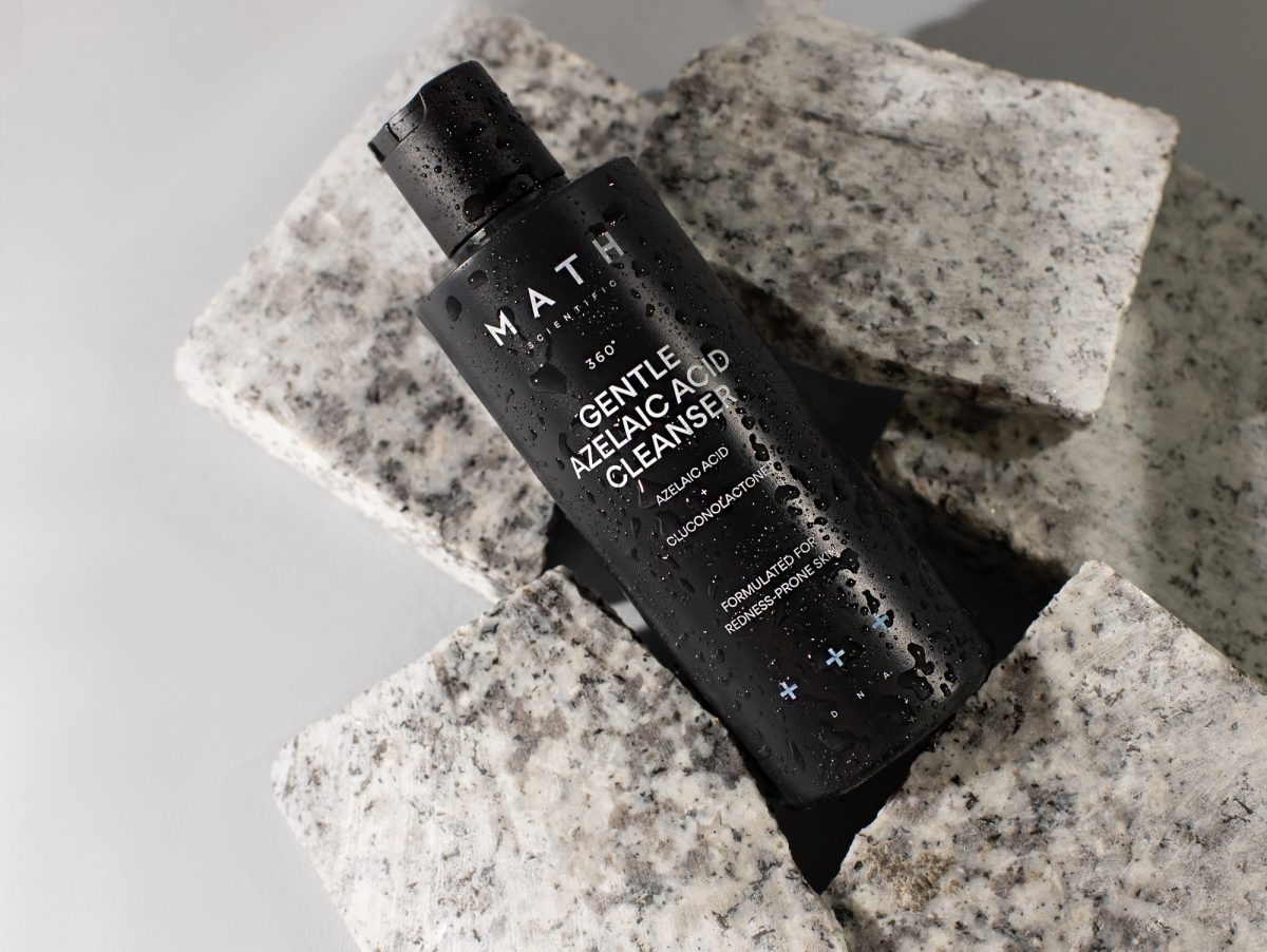 Płyn myjący MATH Gentle Azelaic Acid Cleanser w jasnej aranżacji