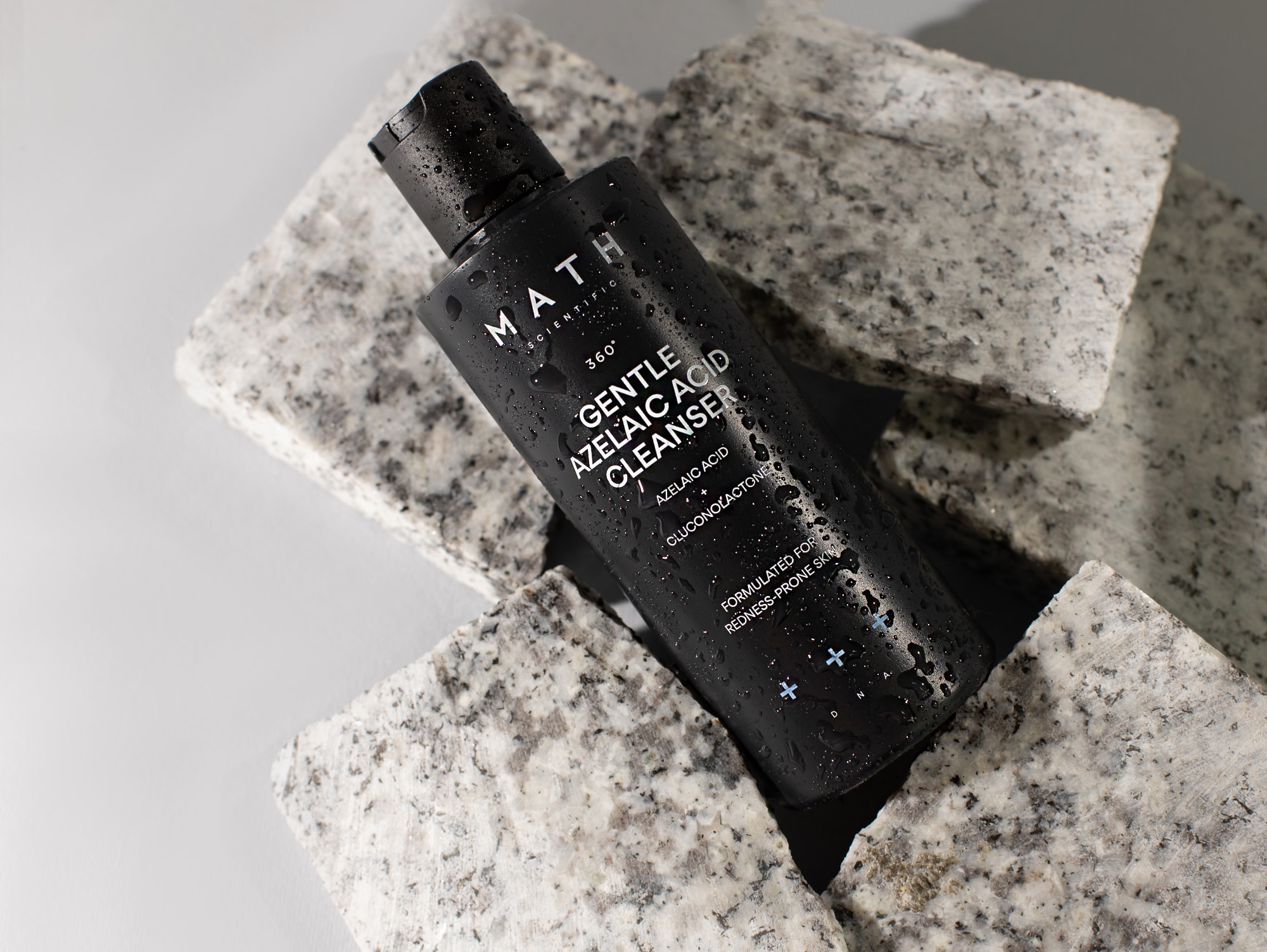 Płyn myjący MATH Gentle Azelaic Acid Cleanser w jasnej aranżacji