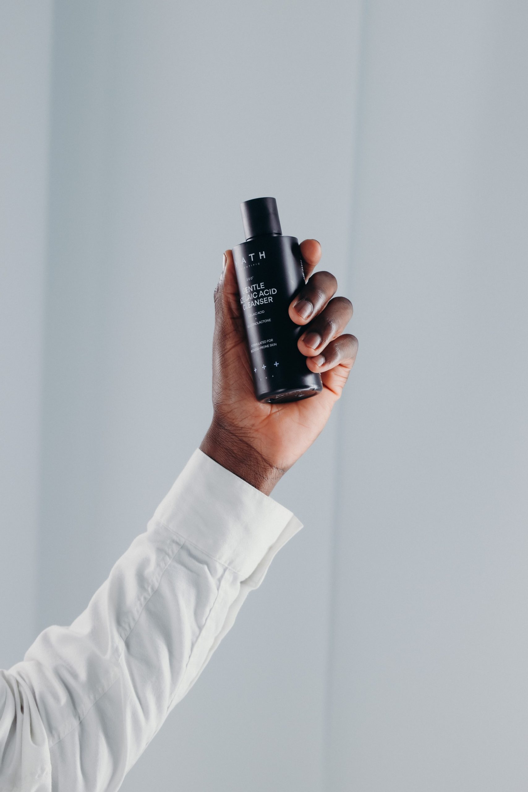 Płyn myjący MATH Gentle Azelaic Acid Cleanser — ujęcie packshotowe