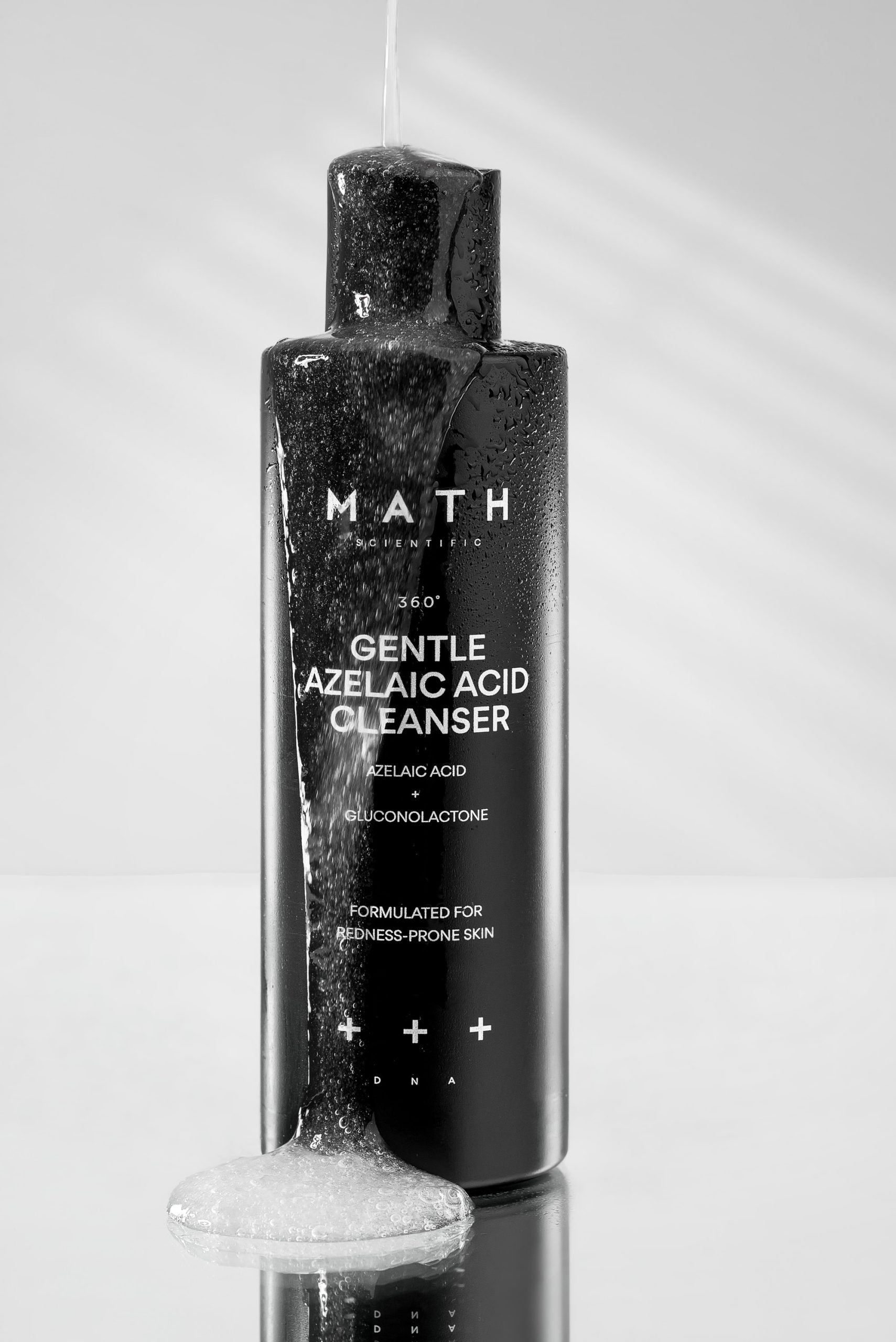 Płyn myjący MATH Gentle Azelaic Acid Cleanser wśród jasnych form