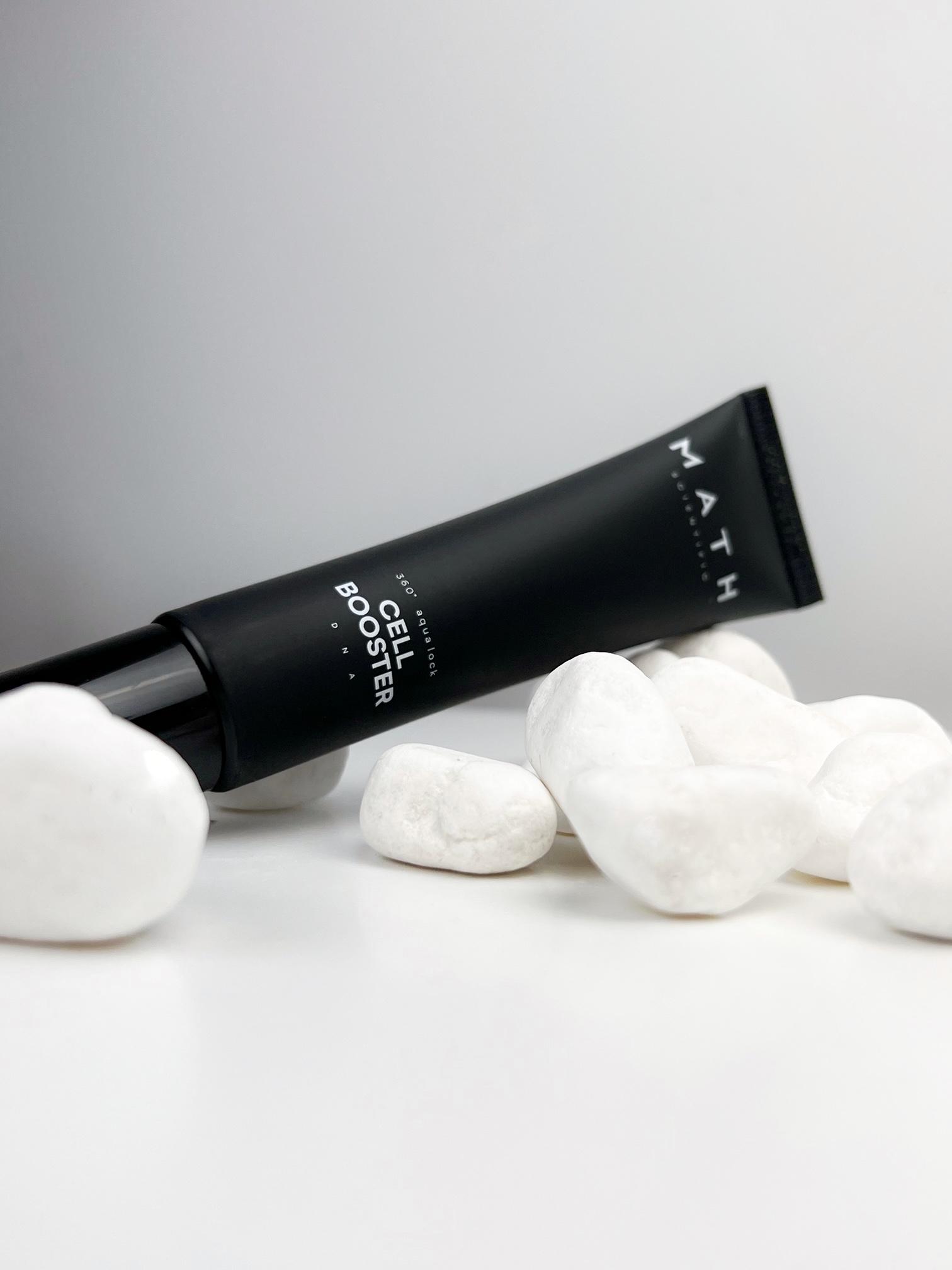 Krem MATH Cell Booster Cream w jasnej aranżacji