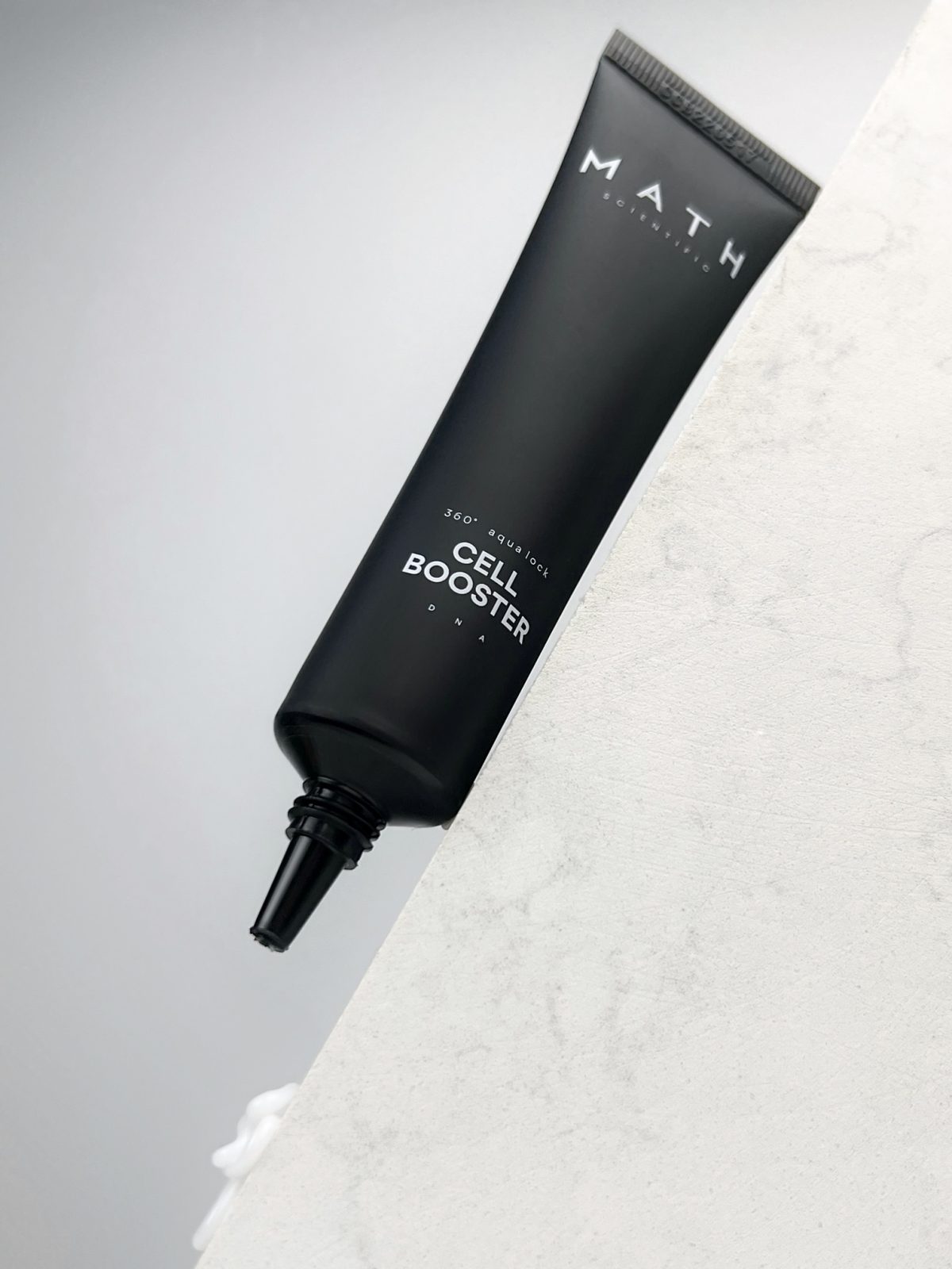 Krem MATH Cell Booster Cream wśród jasnych form