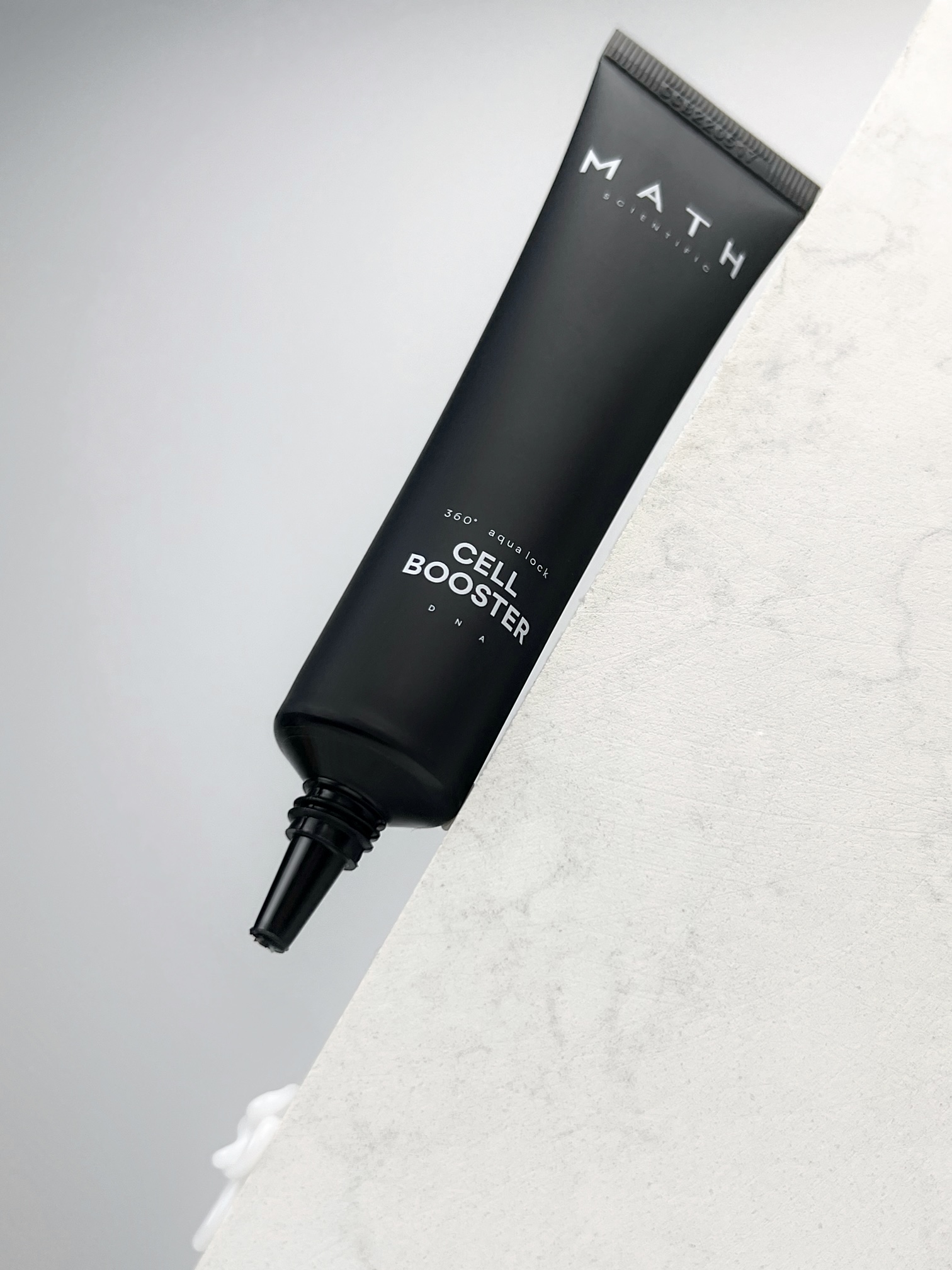 Krem MATH Cell Booster Cream wśród jasnych form