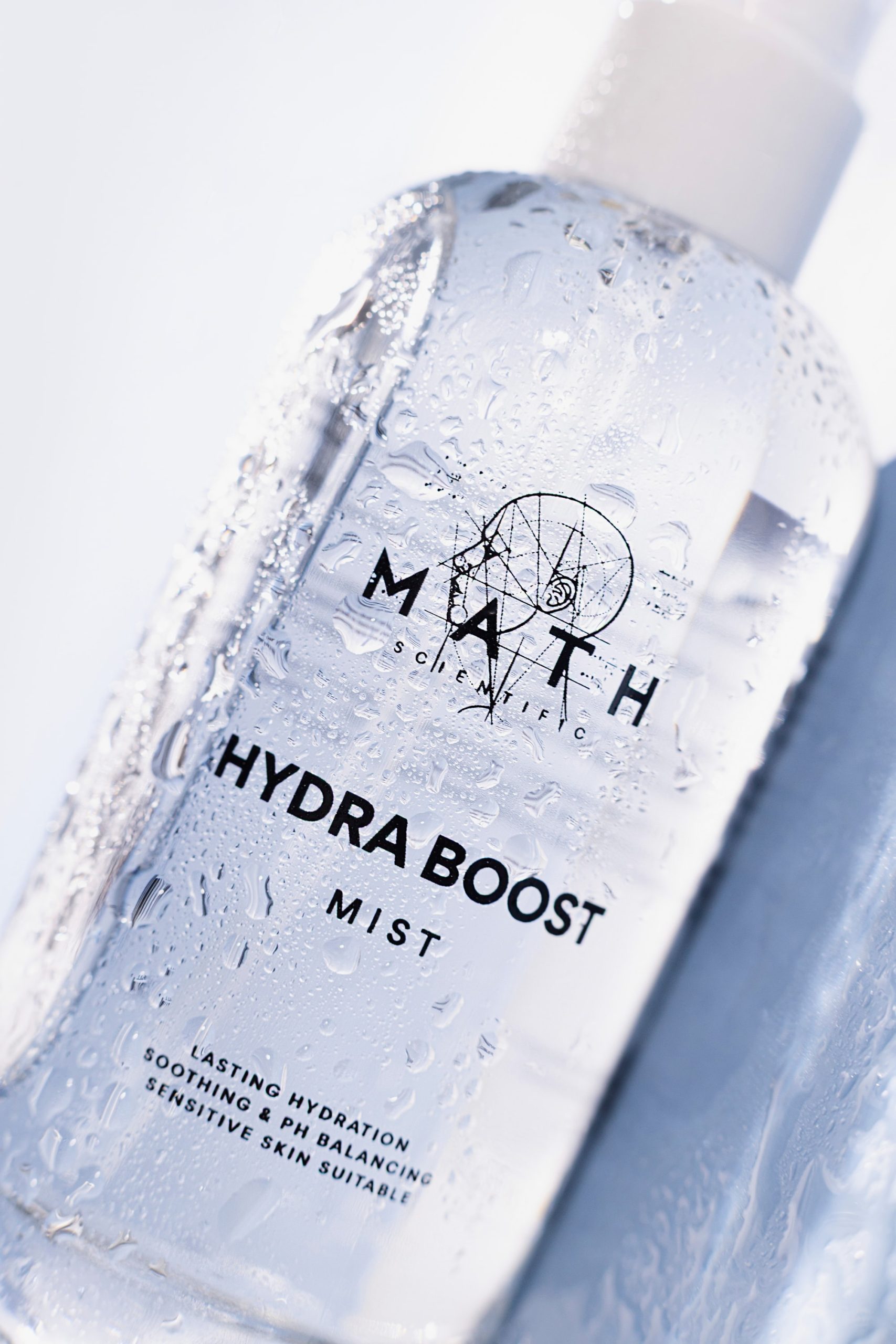Tonik MATH Hydra Boost Tonic w jasnej aranżacji