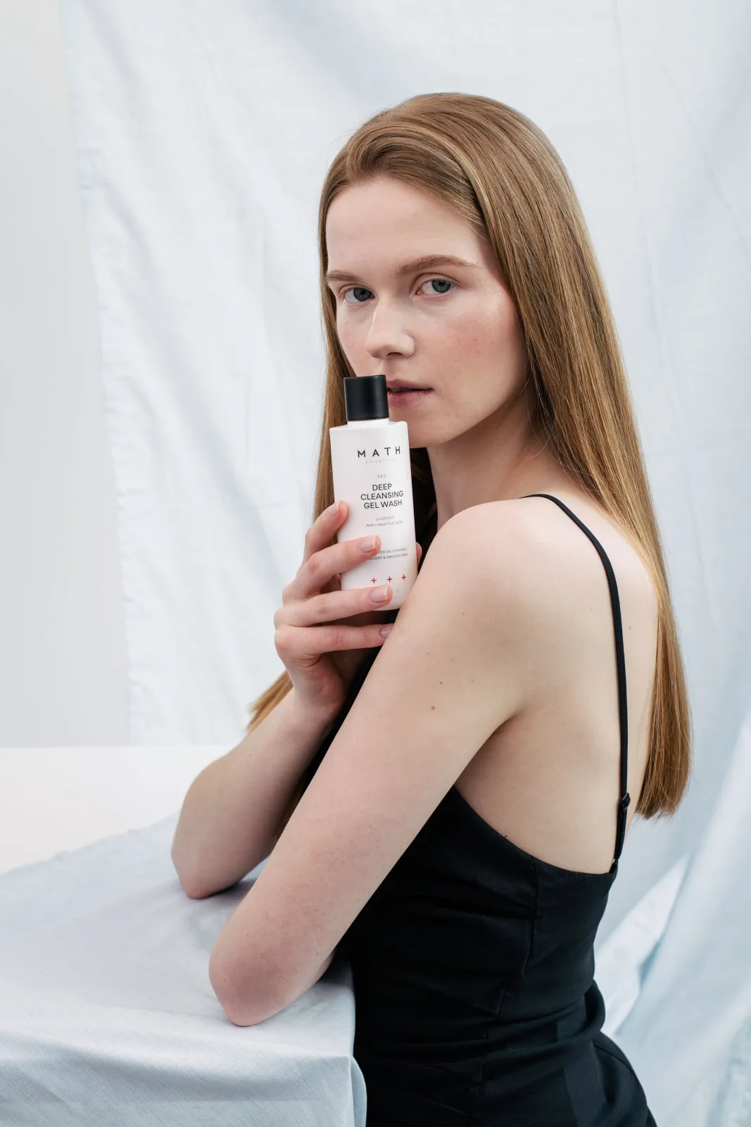 Modelka trzymająca Deep Cleansing Gel Wash MATH Scientific