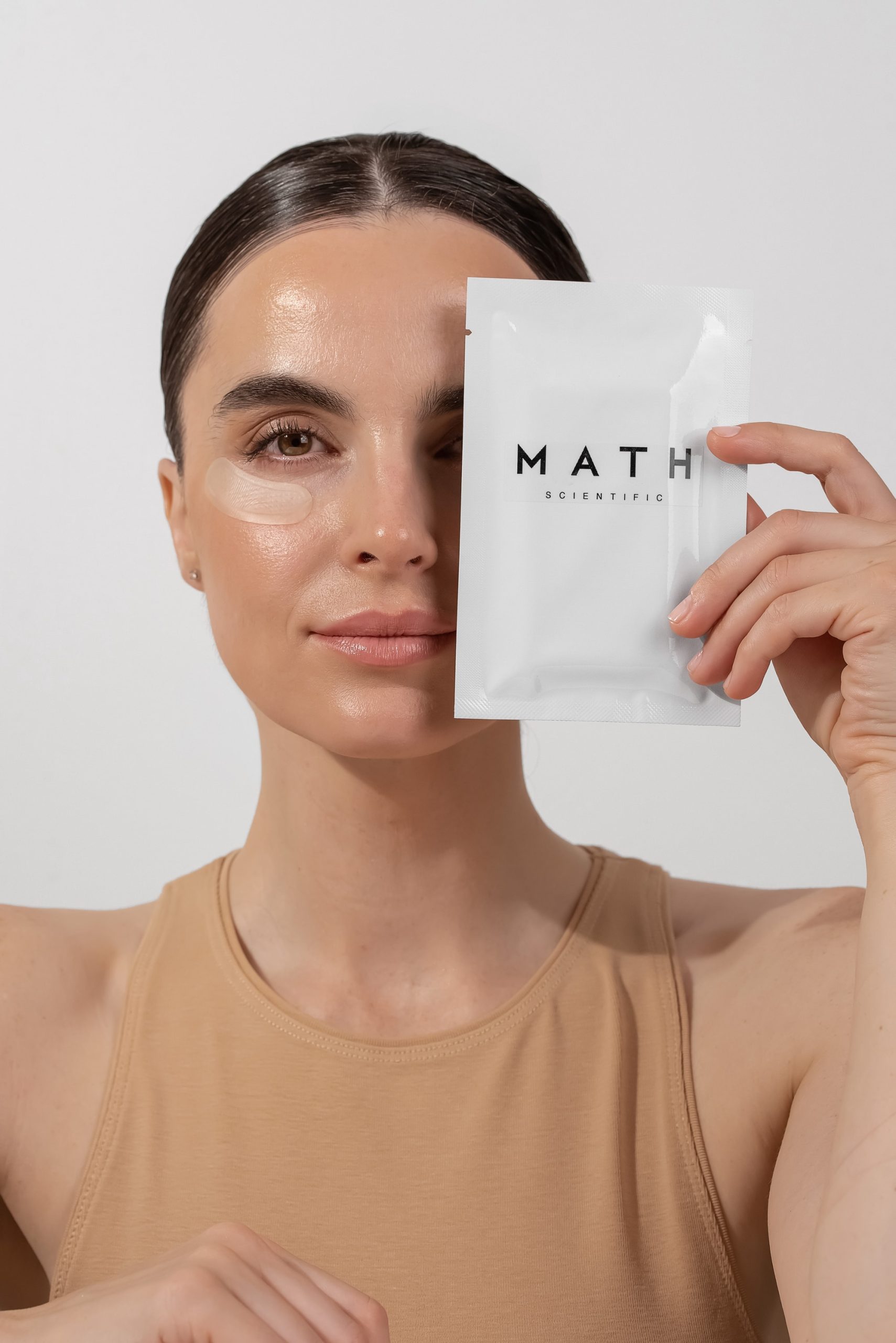Płatki MATH Micro Fuse Retinol wśród jasnych form