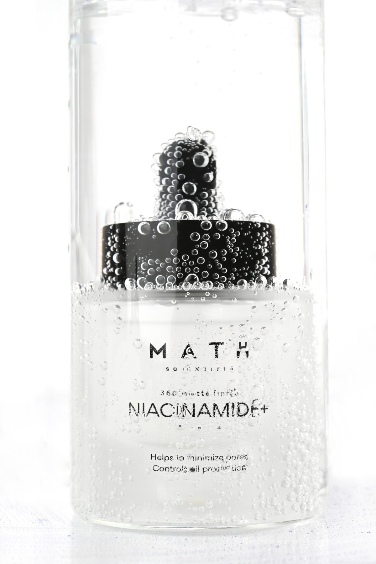 Serum MATH Niacinamide+ w jasnej aranżacji
