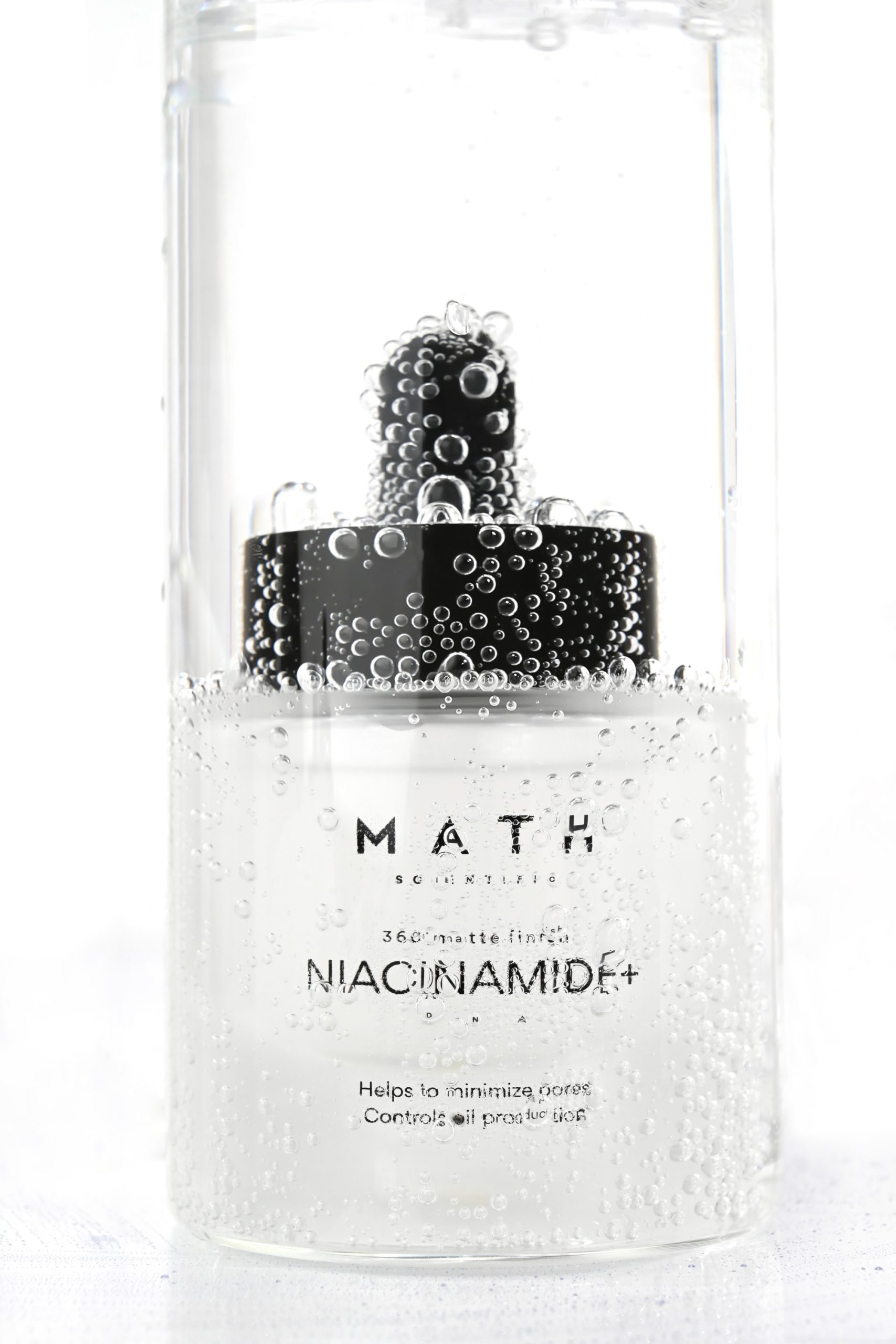 Serum MATH Niacinamide+ w jasnej aranżacji
