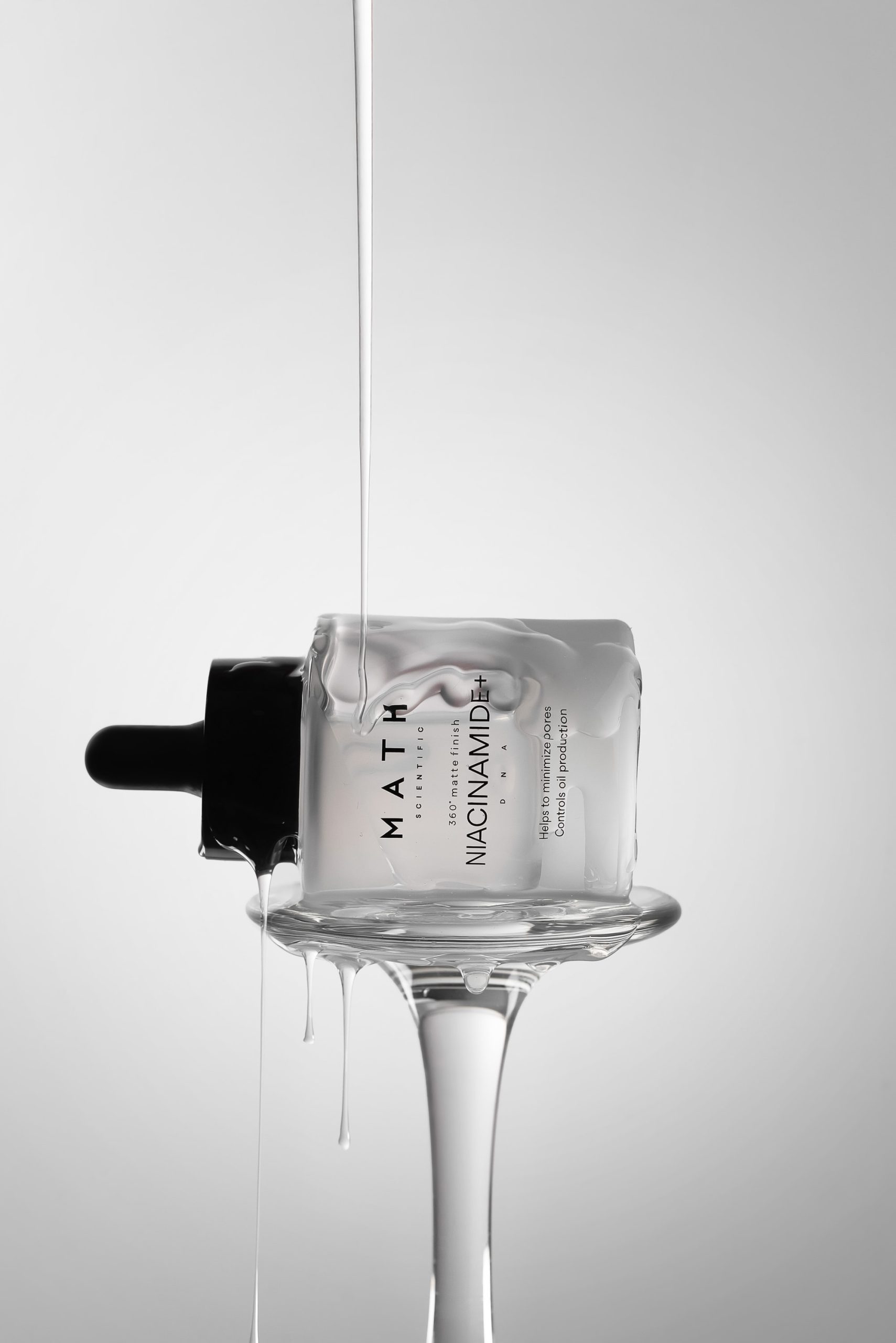 Serum MATH Niacinamide+ — ujęcie packshotowe