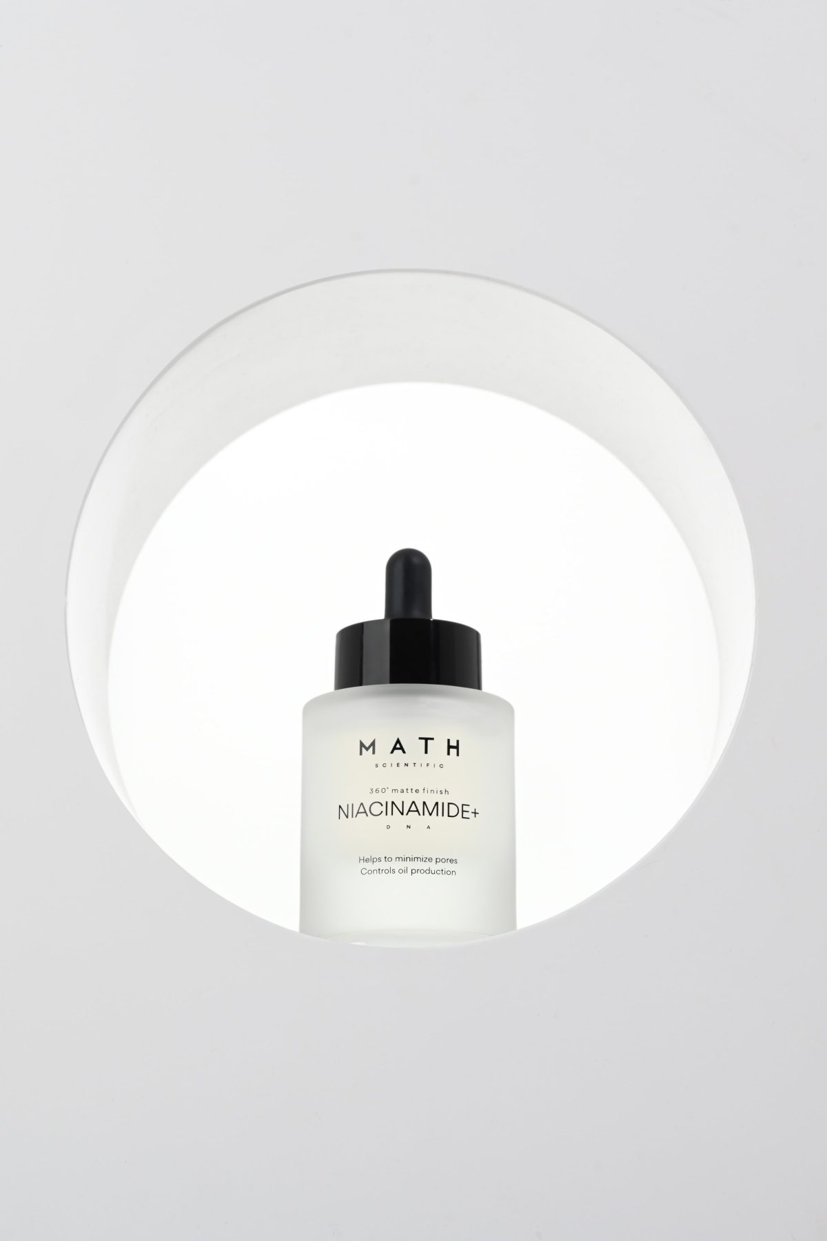 Serum MATH Niacinamide+ wśród jasnych form