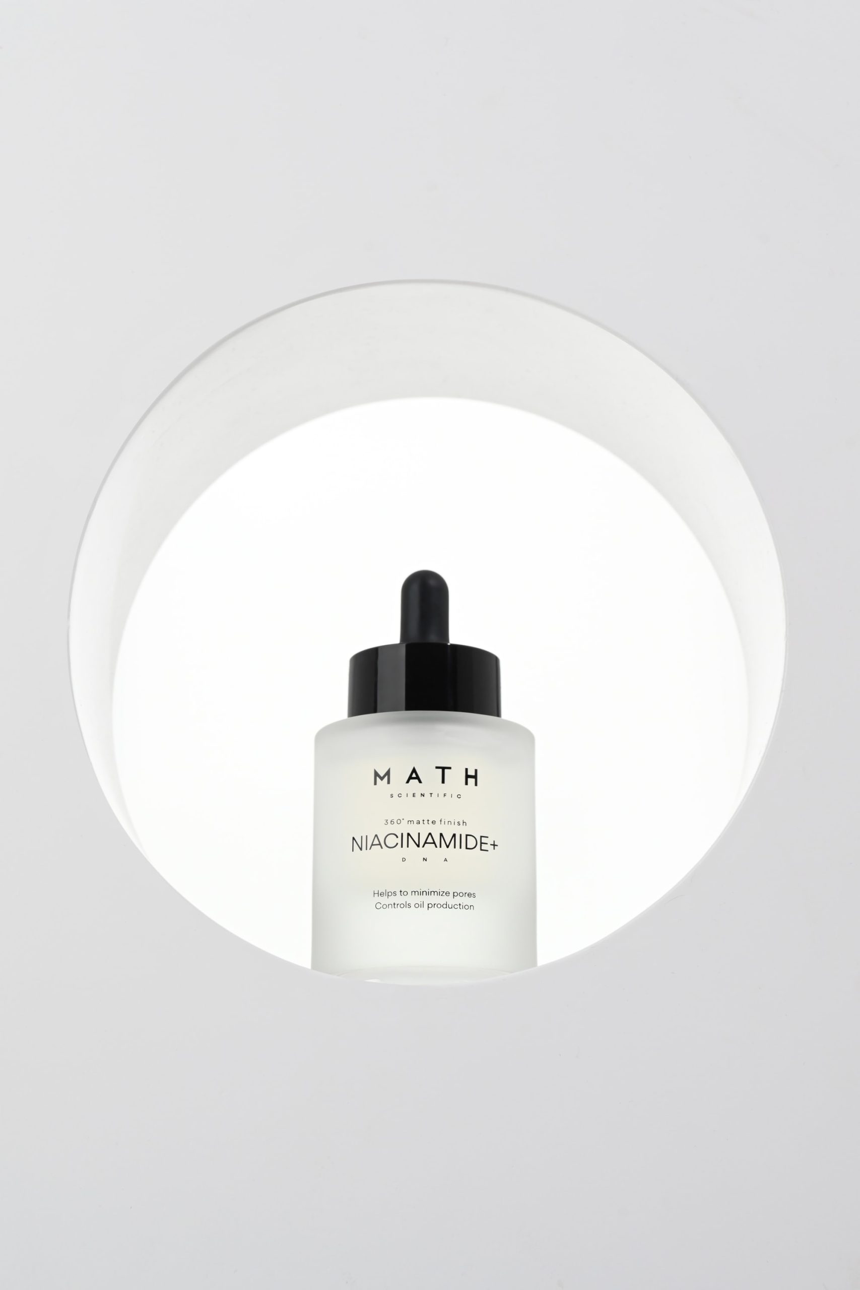Serum MATH Niacinamide+ wśród jasnych form