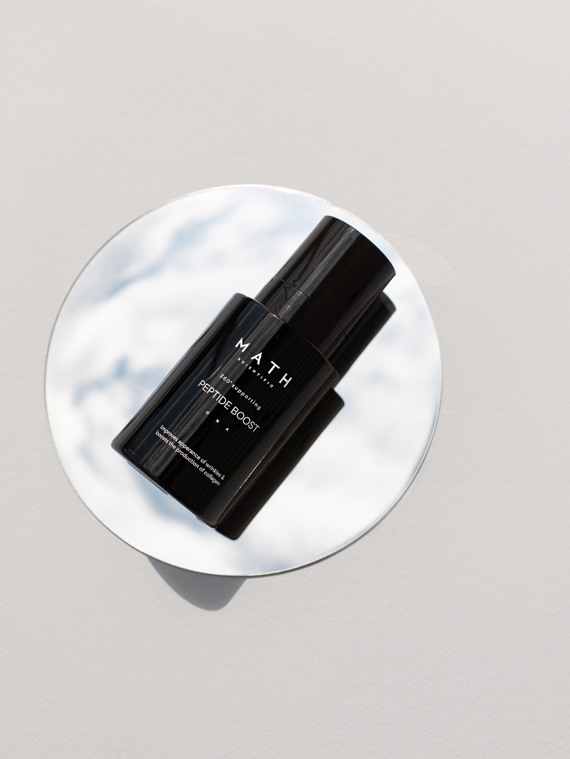 Serum MATH Peptide Boost w jasnej aranżacji