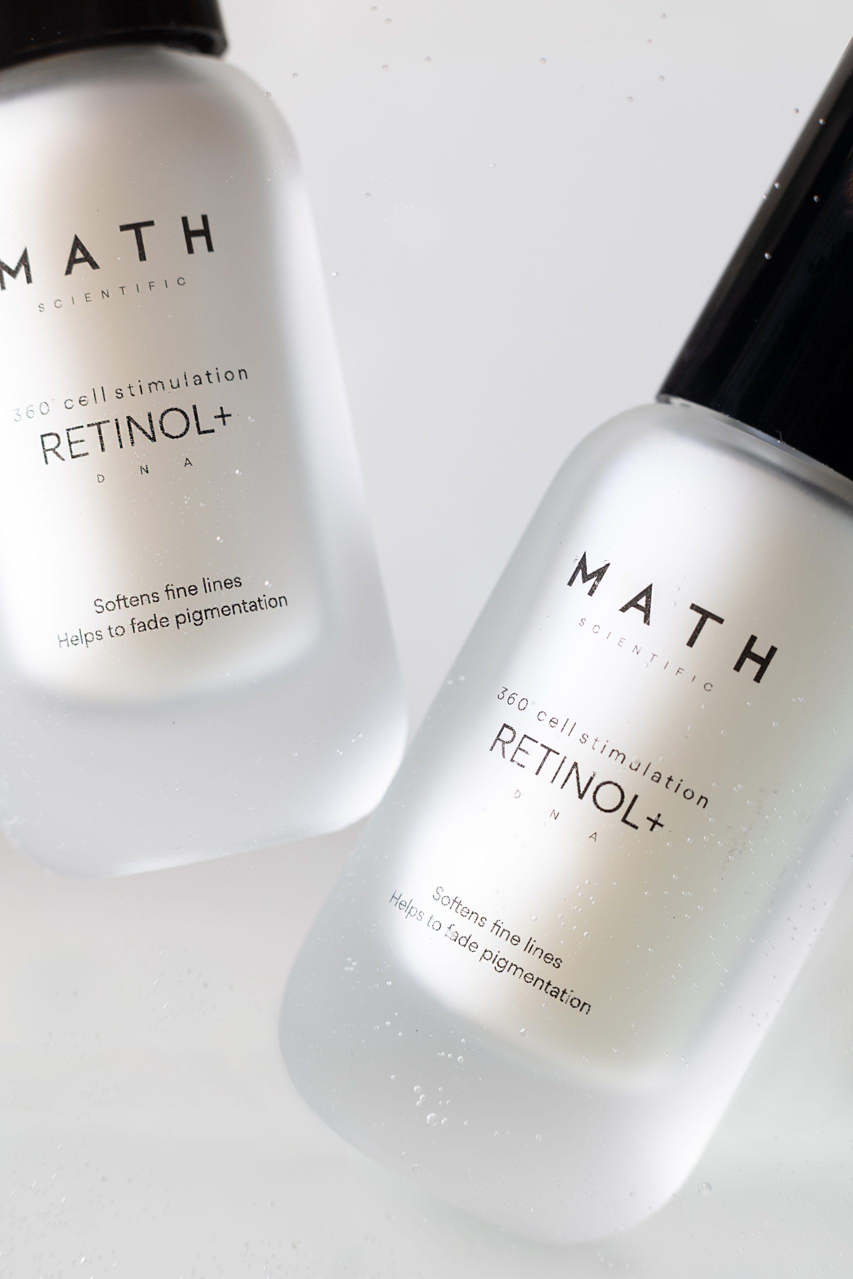 Serum MATH Retinol+ w jasnej, laboratoryjnej scenografii