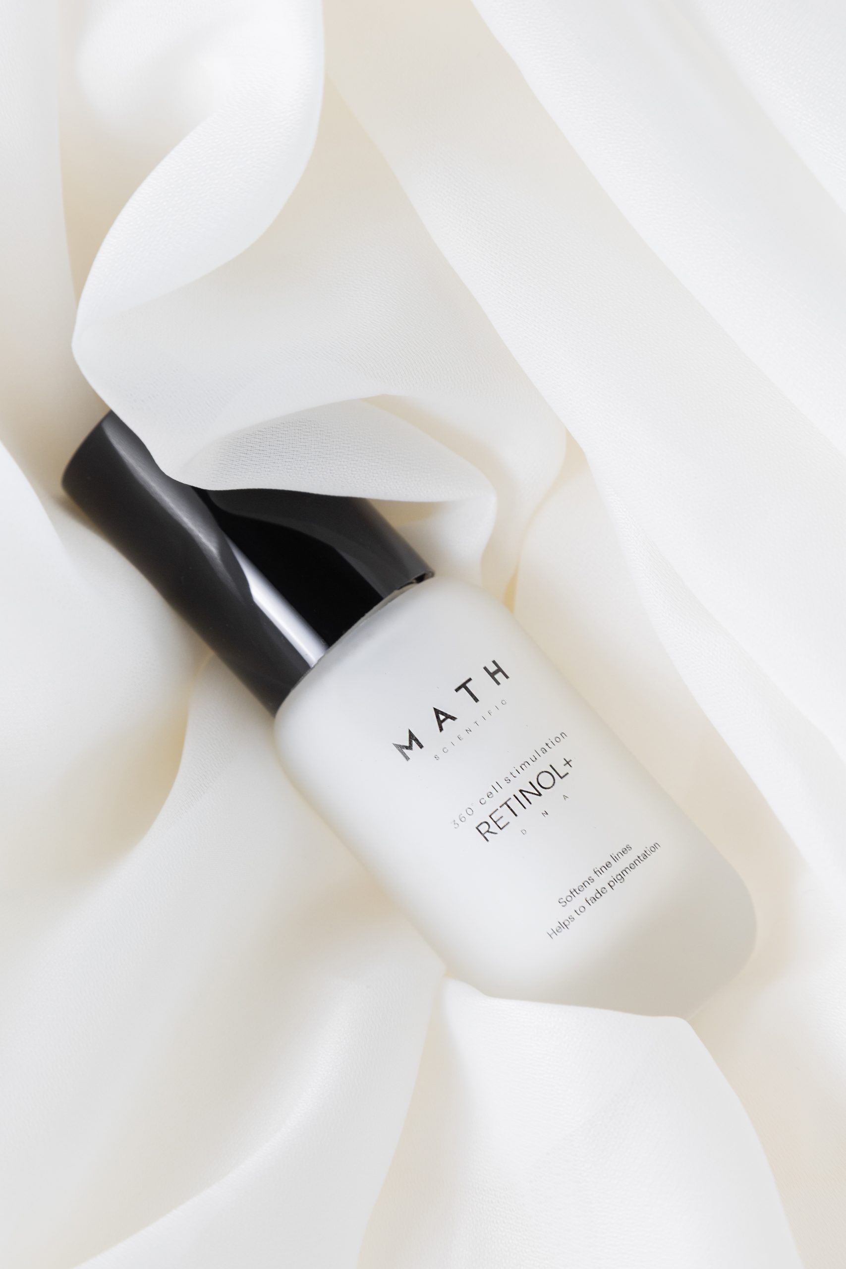 Serum MATH Retinol+ wśród jasnych form